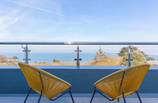 SEA VISTA, pet friendly, character holiday cottage in Carbis Bay