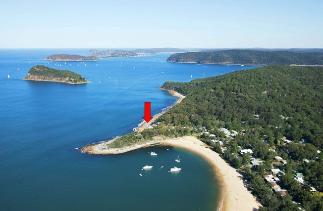 'Seabreeze' a unique Waterfront/Beachside property