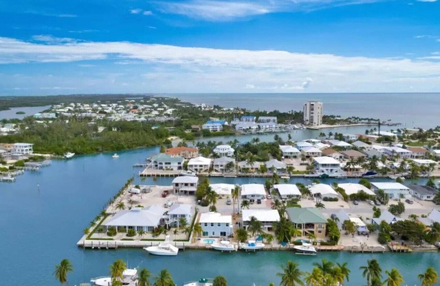 Seabreeze Marathon Oceanside 4/3 Pool Boat Dock