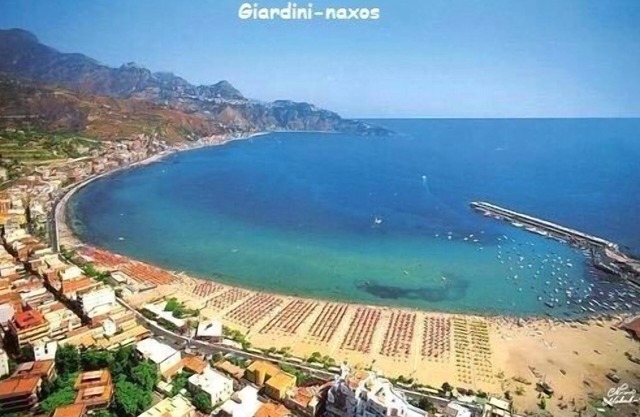 Seafront 2-Rooms Apartment With Perfect View Over the Sea and Etna