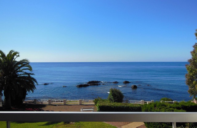 Seafront apartment with superb sea view in St Raphaël