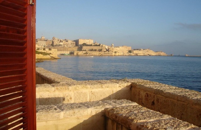 Seafront apartment in historic Three Cities with great views over Grand Harbour