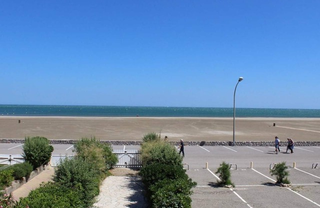 Seafront apt, 1 bedroom, balcony, washing machine, 5 pax