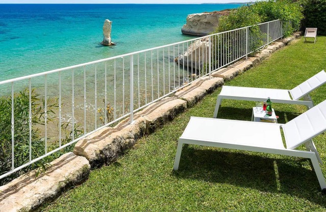 Seafront villa with jacuzzi and access to the sea