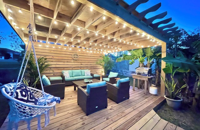 SEAGLASS ,near beach,free golf cart, dishwasher, sup, kayak, sleeps 10