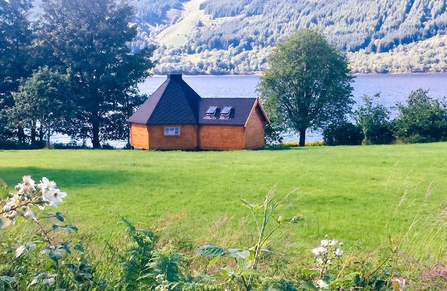 Seal Point Cabin, peaceful, private, couples retreat, loch edge & pet friendly (1 only)