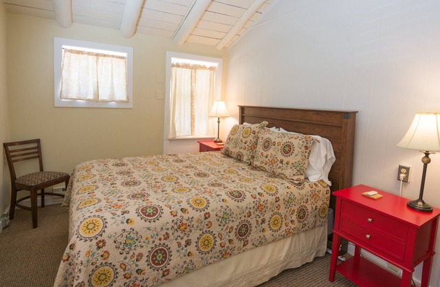 Seamless Comfort! Heated Pool, Complimentary Parking, Gardiner Downtown Nearby