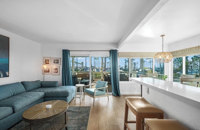 Seaside 1 BR Escape on the Iconic Newport Boardwalk