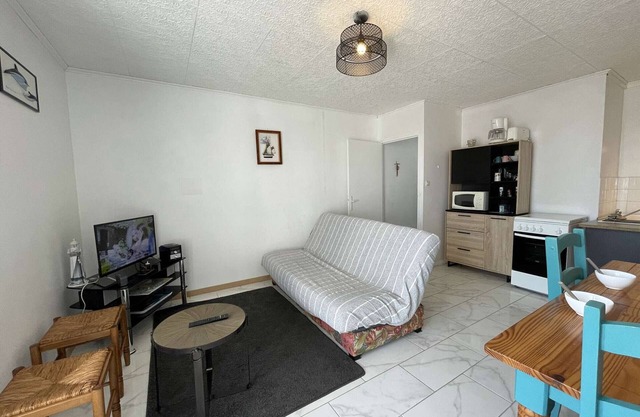 Seaside 3-Room Apt, Sleeps 7, Balcony, Parking, Saint-Hilaire-de-Riez