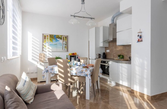 Seaside Apartment with swimming pool and parking