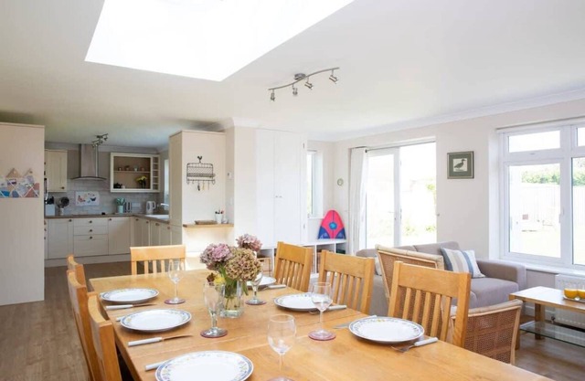 Seaside detached 4bd home nr shops. Parking/Garden