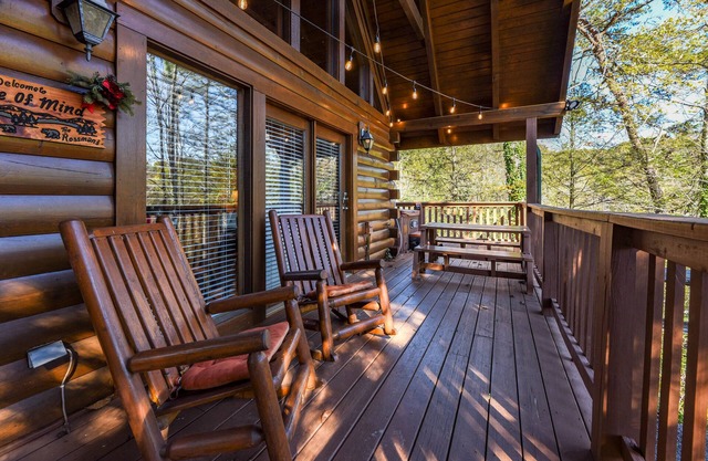 Seasonal Outdoor Pool 🐻 Family Friendly🍂Cozy Cabin 🏔3 mi to Strip 🍁Hot Tub