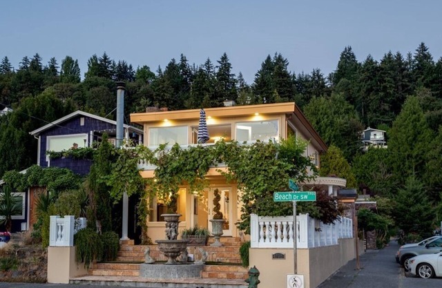 Seattle Ocean View Luxury Beach Penthouse! Free breakfast, parking, AC/WiFi