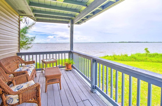 Sebastian Cottage on Indian River w/ Grill!