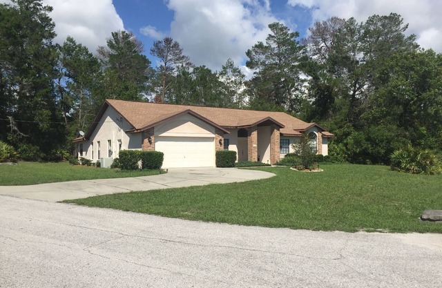 Secluded 4 Bedroom Home Retreat in Spring Hill, Heated Pool, Free Cable TV/Wifi.