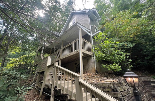 Secluded Cabin for 10 in Chalet Village + Hot Tub!