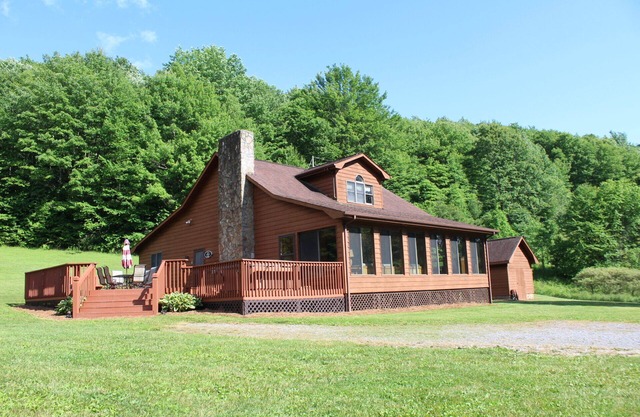 Secluded Cabin near VA Creeper Trail. WiFi-A/C-Hot Tub-Deck-Grill-Pond-Firepit!