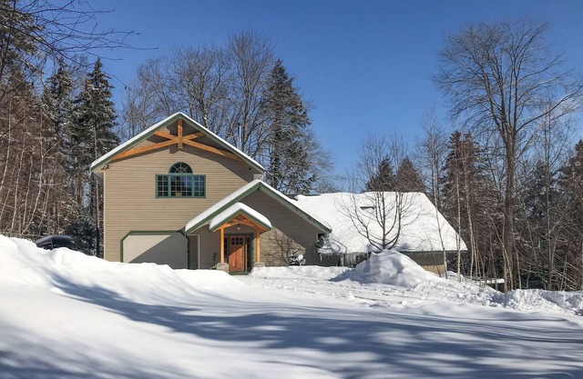 Secluded craftsman w/ jetted tub, fireplace, deck & grill!