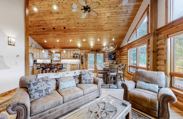 Secluded home with amazing mountain & lake views, deck, fireplace, & WiFi