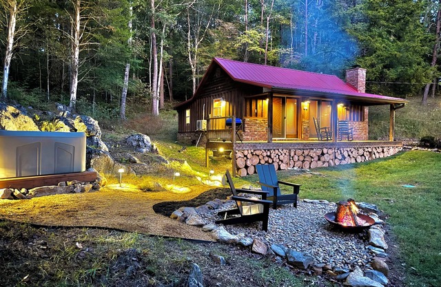 Secluded Lake Front Lodge In Cosby - Your Ultimate Hideaway
