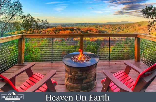 Secluded Luxury Cabin! 3 King Suites! 7 Fireplaces! Hot Tub! BREATHTAKING VIEWS!