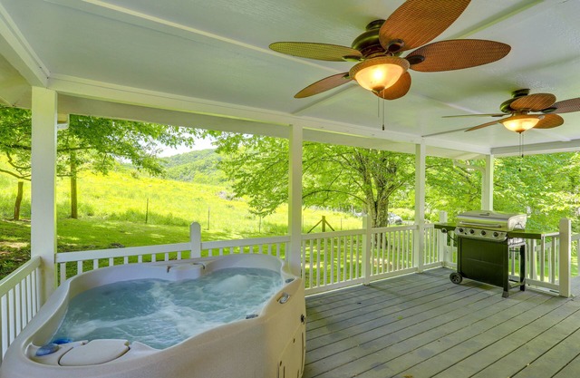 Secluded Marshall Cottage: Hot Tub + Mountain View