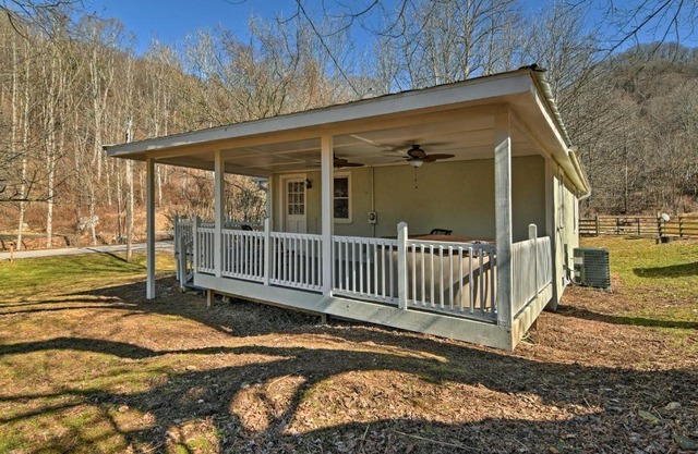 Secluded Marshall Cottage Hot Tub and Mountain View