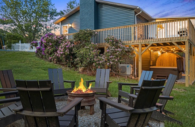 Secluded Oasis: 15 Min to DT, Hot Tub, Sauna, GameRoom, FirePit, Dogs Welcome!