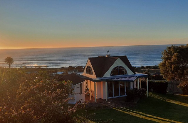 Secluded Oceanview Chalet with Floor-to-Ceiling Windows - Your Serene Escape.n