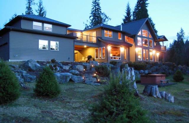 Secluded RIVERFRONT 7-Acre Getaway w/Mt. Rainier Views, Hot Tub & River Access