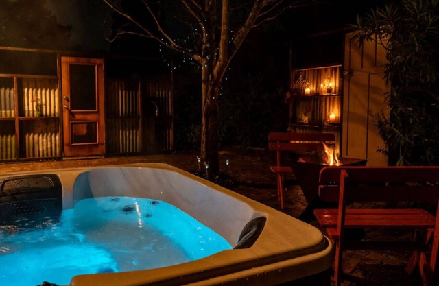 Secluded Rustic Charm: Buttercup Oasis with Hot Tub