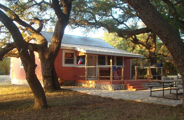 Secluded, shady river front Get-away cabin