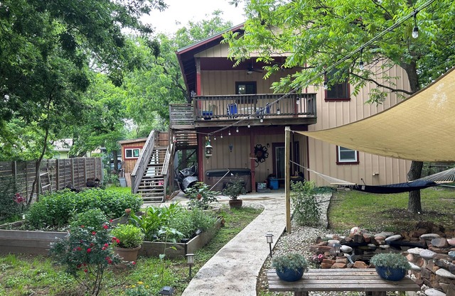 Secluded treehouse studio in vibrant Austin 5 miles to downtown or 3 miles to UT