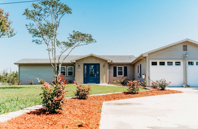 Secluded waterfront home that is 5 min away from downtown Beaufort