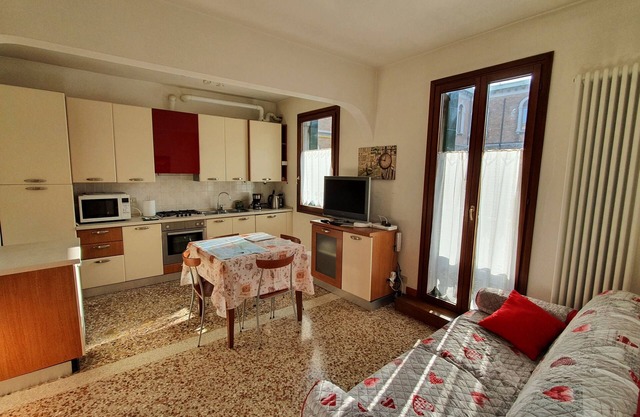 Second floor apartment with balcony and canal view IT027042C23ZLO5K7X