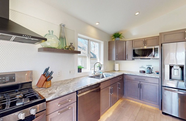 Second-floor downtown home with fireplace, streaming, washer/dryer, & AC