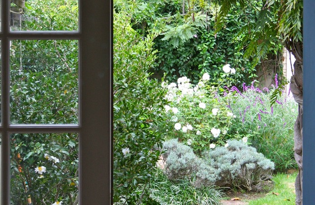 Secret Garden Hideaway-3 bd/4bth, beautiful yard, walk to town. Pet friendly, AC