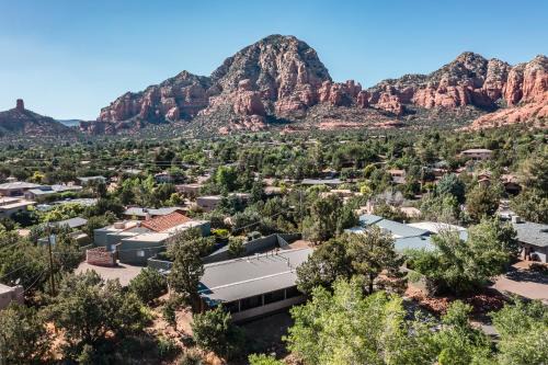 Sedona Chimney Rock Cottage - Views of Thunder Mountain, Great Location for Year Round Recreation!