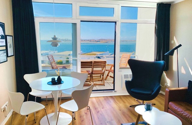 See the sea, hear the sea! With sea view balcony directly on Fehmarn's south beach