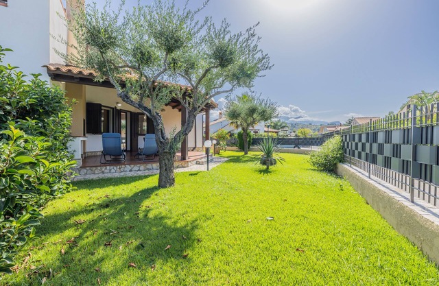 Self check-in. VILLECEFALU. Villa with Veranda, 2 bedrooms, 2 bathrooms