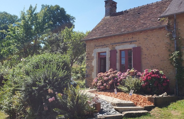 Self-contained cottage in the countryside, sleeps 4, pond, games, bikes, wifi.