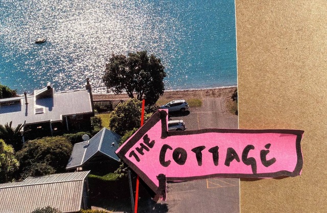 Self-contained 3-room Cottage right on the Mahurangi Waterfront.