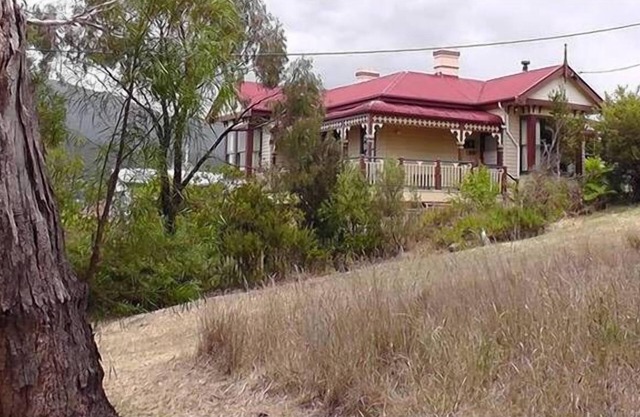 Self-contained apartment adjacent to bushland reserve close to Hobart city