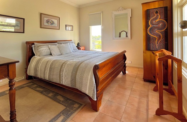 Self contained cabin in quiet coastal bushland setting. Pet friendly!