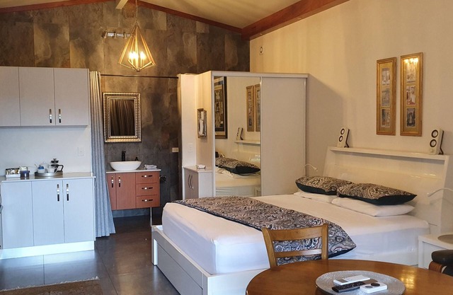 Self contained studio guest house, pool, great location Smithfield, Cairns