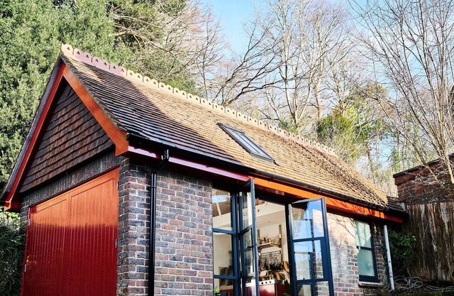 Self-contained studio w/ terrace & parking in a quiet & central location