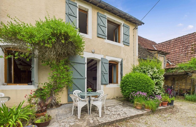 Semi-detached cottage - shared pool - 4 people