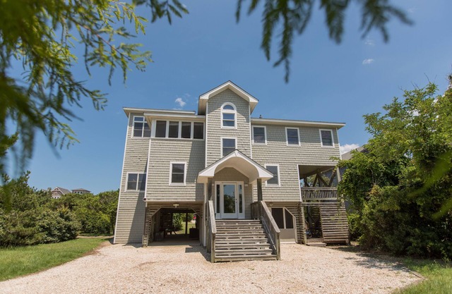 Semi Oceanfront-100 FT to ocean, 4 King Suites, Hot Tub - EV Charger - Duck