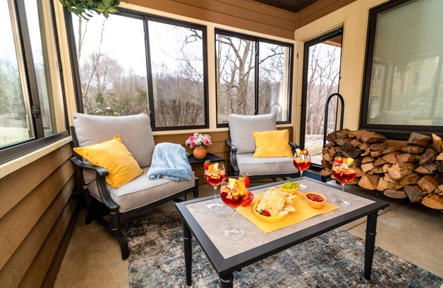 SemiPrivate Pool/Cozy Porch/Walk to Resort, Spa and Golf!
