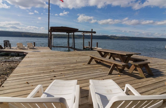 Seneca Sisters Lodge: Private escape with bonus lake cottage next to wineries